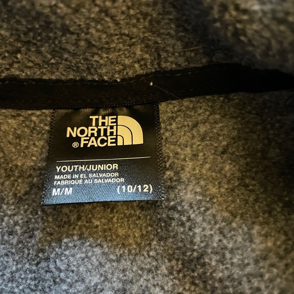 The North Face pullover jacket for boys. - Picture 5 of 5